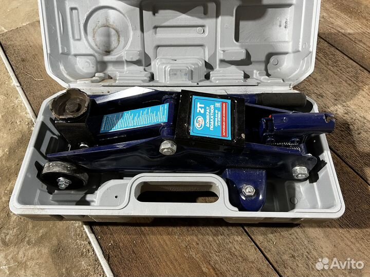 Домкрат подкатной 2т