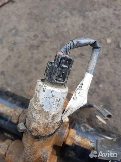 Цилиндр гидроподвески Toyota Land Cruiser 200