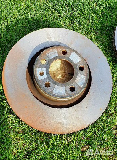 Продам 2 передних тормозных диска Audi A6 2006г