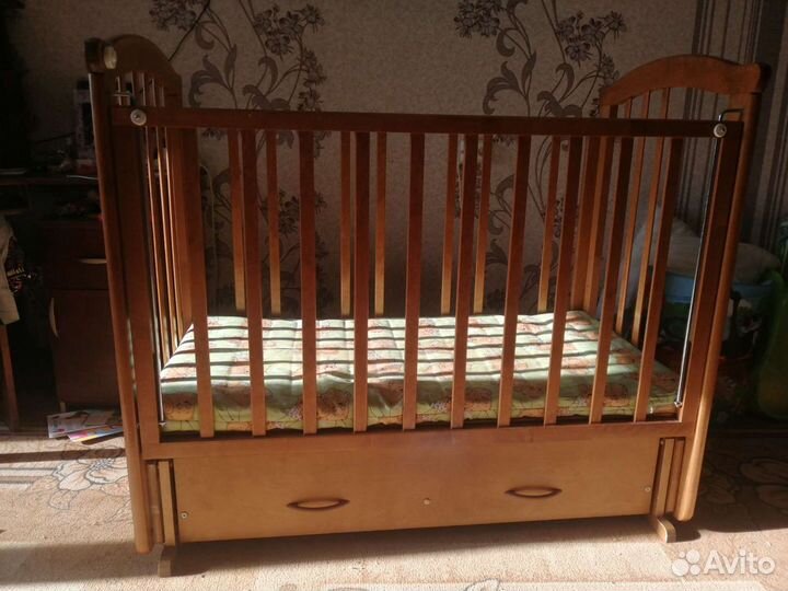 Детская кровать с маятником