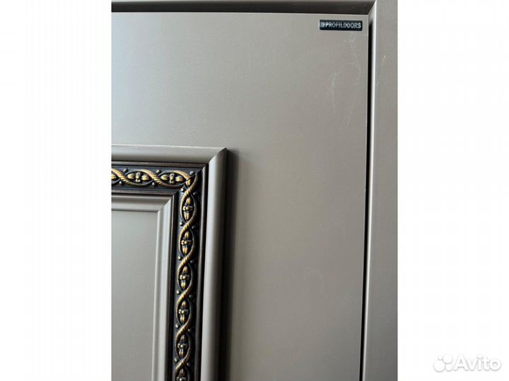 Красная дверь дерево выставочный образец