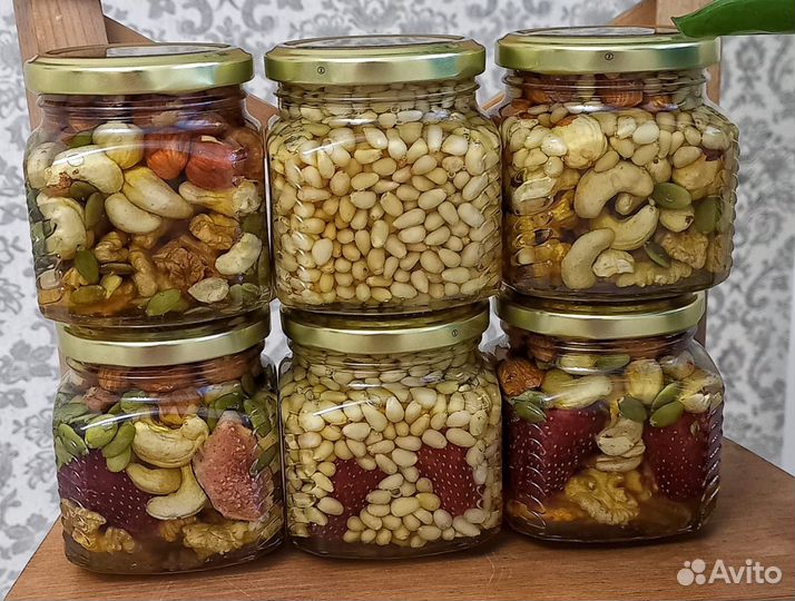 Новогодний подарок орехи и мёд