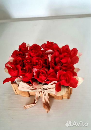 Искусственные цветы в деревянной корзинке