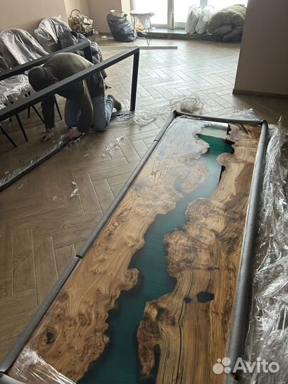 Стол из эпоксидной смолы и слэба карагач дуб граб