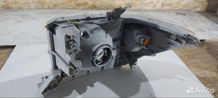 Фара галогеновая передняя правая Toyota Land