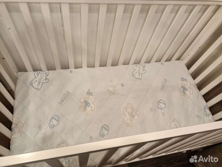 Детская кроватка с маятником с матрасом