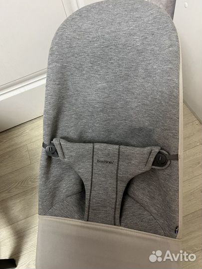 Шезлонг babybjorn с игрушкой