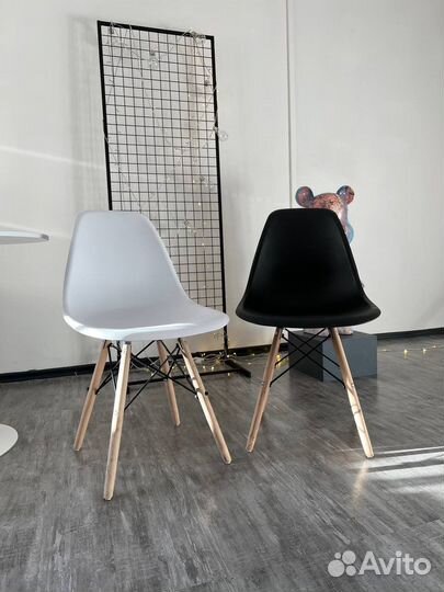 Стулья белые и черненькие