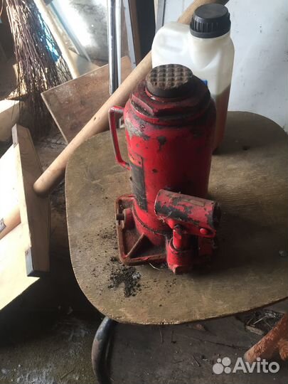 Домкрат в рабочем состояние