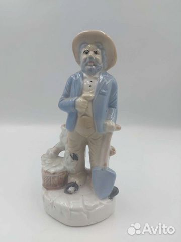 Фарфоровая статуэтка 