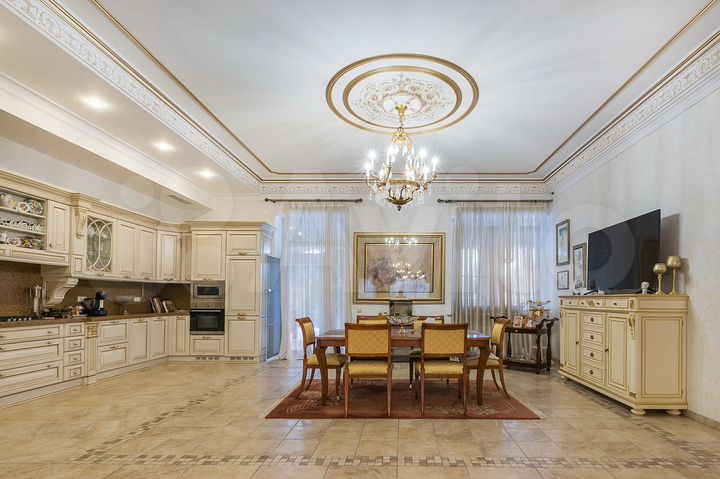 Дом 1500 м² на участке 100 сот.