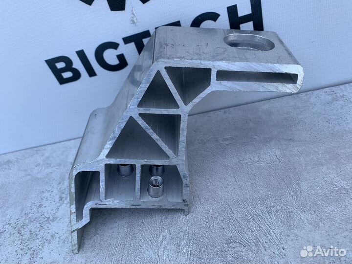 Кронштейн радиатора правый Mercedes A2055014220