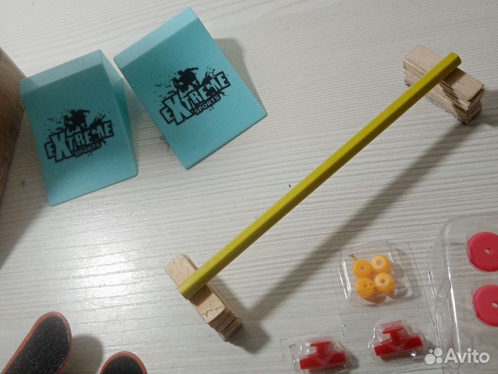 Скейты и самокат срампой и трамплином