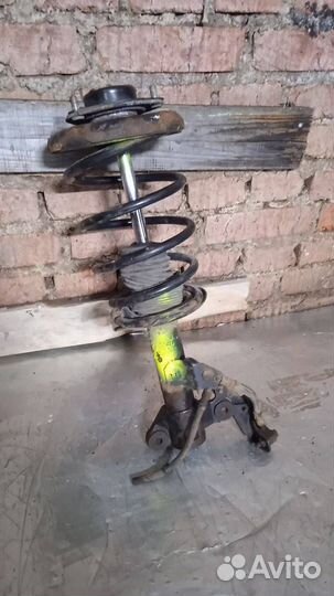 Стойка амортизатора передняя левая Nissan Primera