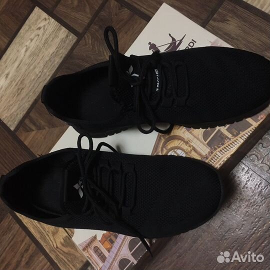 Спортивные кроссовки