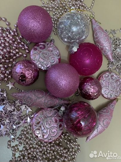 Елочные игрушки в розовом цвете, бусы