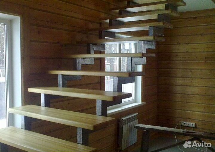 Лестница на металлокаркасе открытого типа