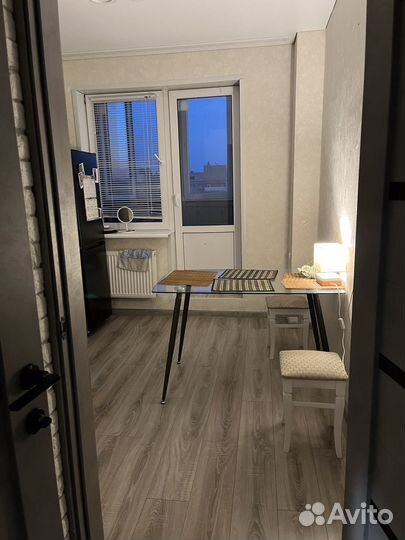 Стол стеклянный и табуретки