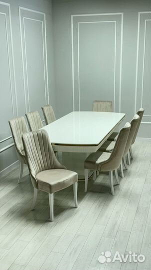 Стол и стулья в гостиную. В наличии