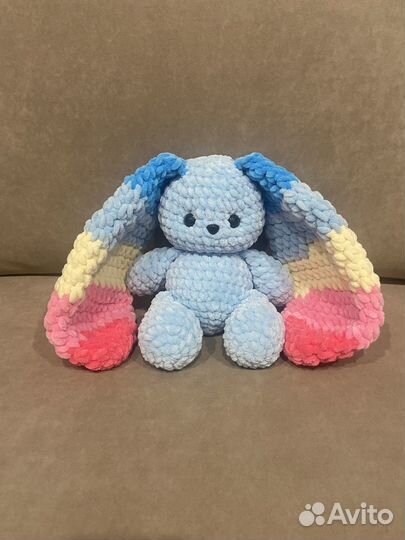 Плюшевый вязаный зайчик