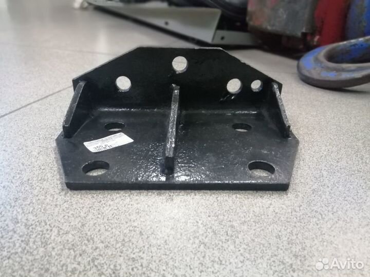 Кронштейн надрамника 5557-8601040