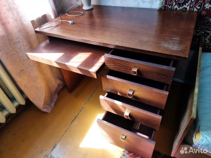 Письменный компьютерный стол