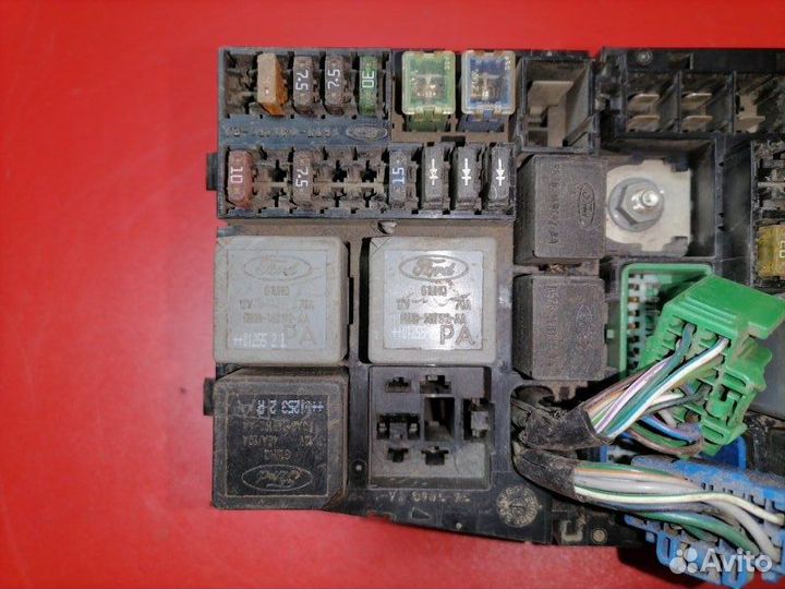 Блок предохранителей подкапотный Ford Mondeo B4Y