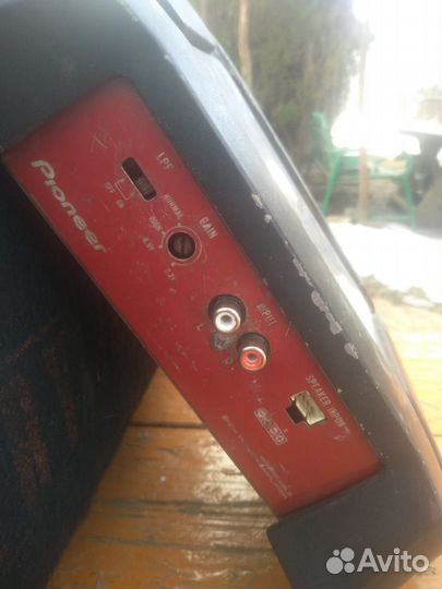 Сабвуфер и усилитель в автомобиль