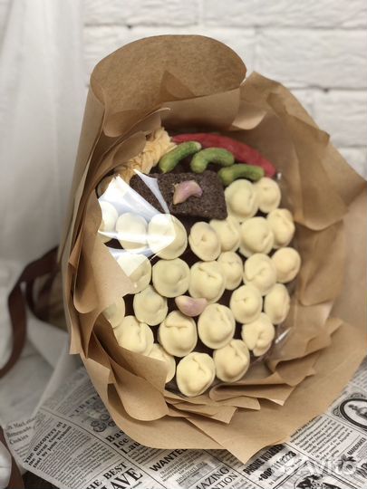 Шоколадные пельмени, огурцы.мужской букет