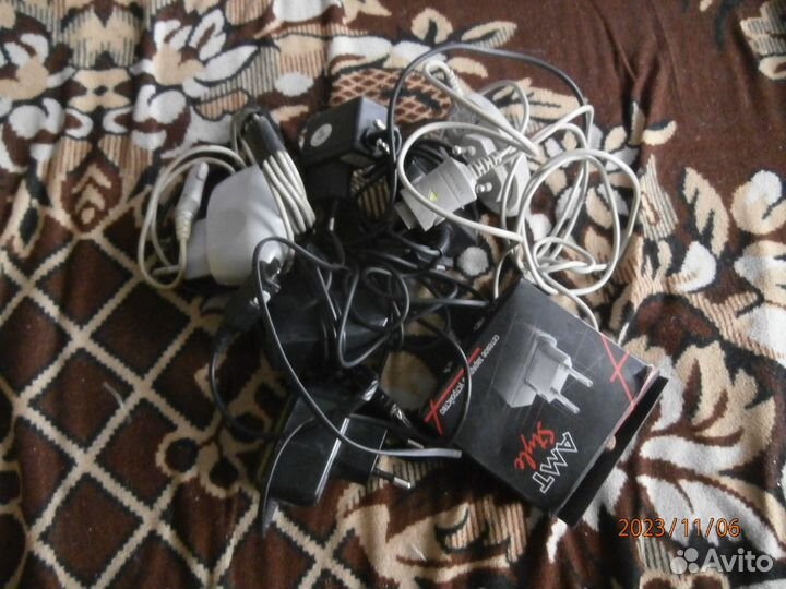 84 зарядных устройства для старых телефонов