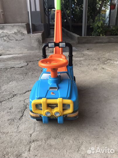 Машинка-каталка с ручкой детская