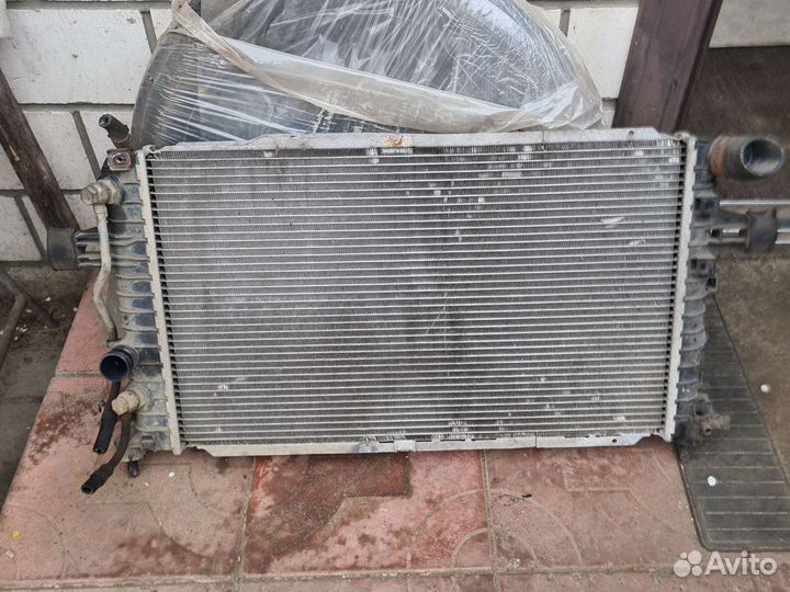 Опель Зафира в 1.9 тд АКПП радиатор охлаждения
