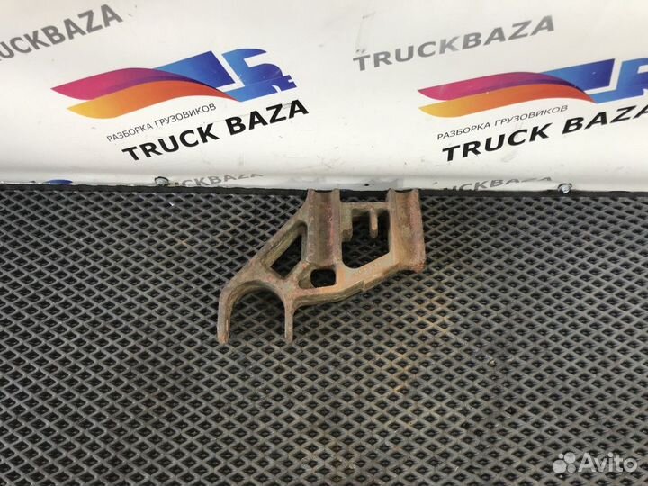 1075600 Кронштейн переднего амортизатора нижний