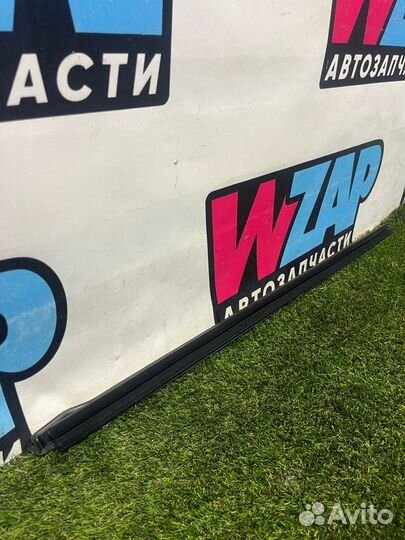 Уплотнитель стекла двери передний правый Honda