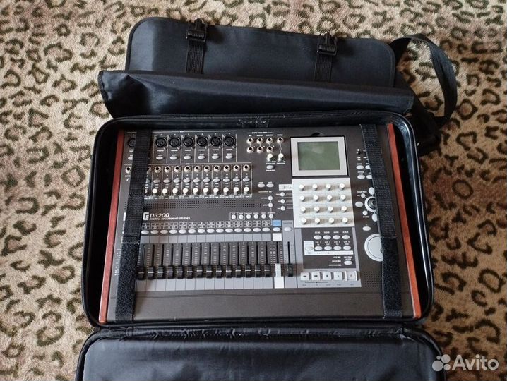 Цифровая портостудия Korg D3200 (с сумкой)