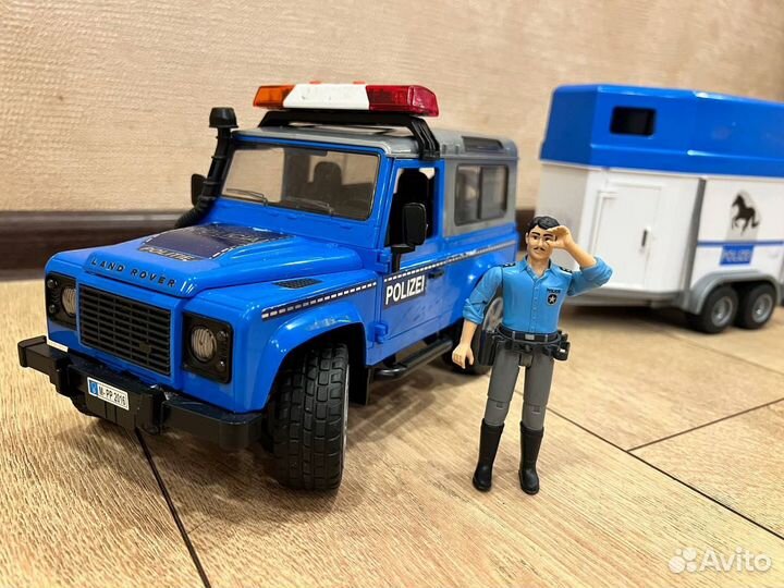 Внедорожник Land Rover Defender полицейский