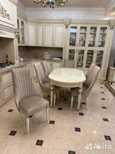 Стол и стулья