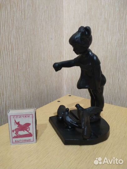 Кусинское литье, Девочка кормить голубей. 72г