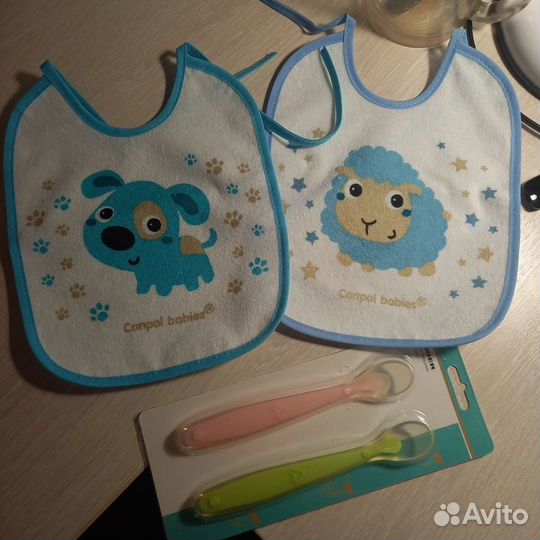 Ложка для первого прикорма малыша и нагрудничек