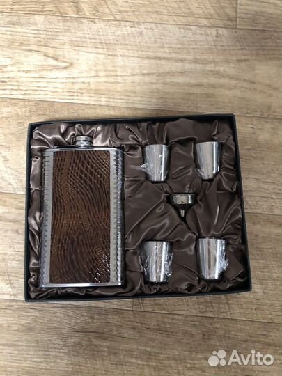 Фляжка с рюмками