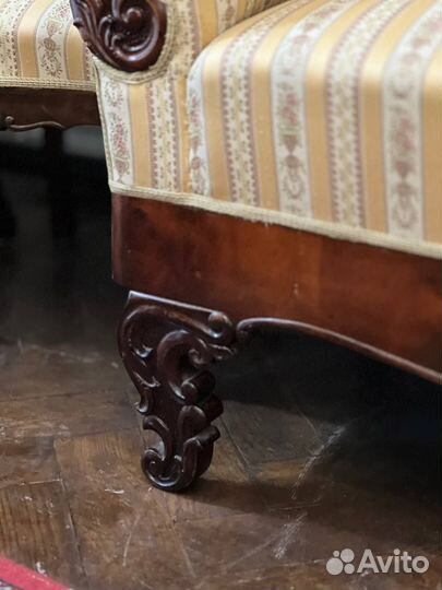 Антикварный диван