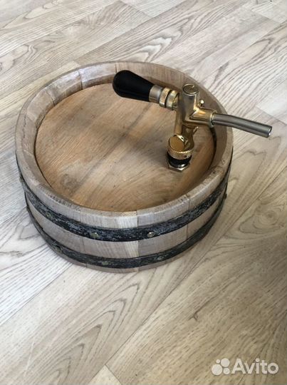 Срез бочки с краном под вино