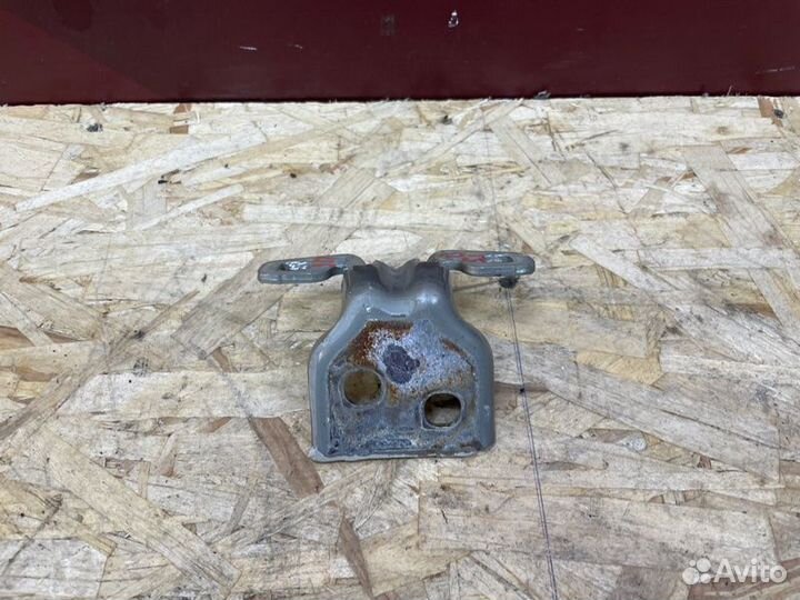 Петля двери Renault Logan