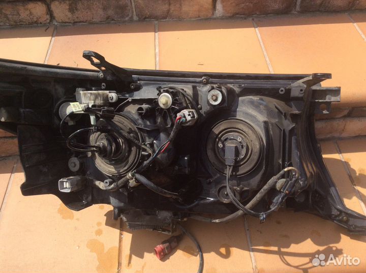 Фара на land cruiser 200 правая 2008-12г