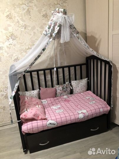 Детская кроватка с поперечным маятником