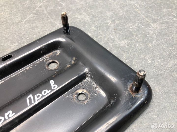 Кронштейн усилителя бампера передний правый