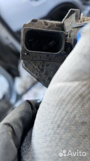 Замок двери передний правый Chevrolet Aveo T300