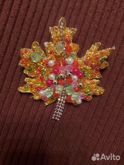 Брошь ручной работы из бисера и бусин