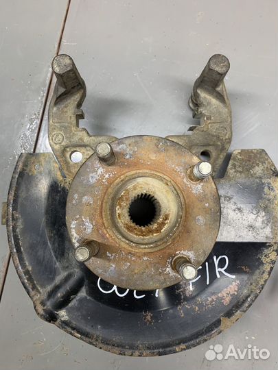 Поворотный кулак правый Mitsubishi Colt