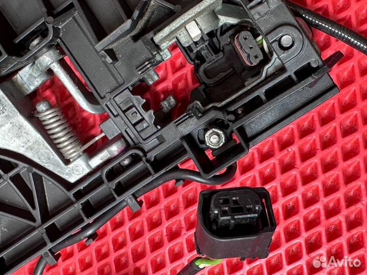 Кронштейн ручки правой двери Mercedes W164 ML
